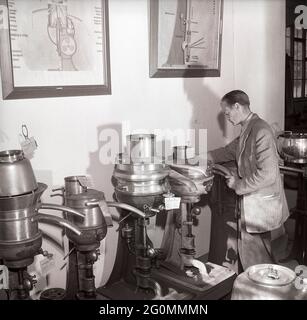 Histoire des machines de fabrication de lait et de crème. Un homme dans un musée de séparateurs. Machines destinées à séparer la crème et le lait écrémé du lait frais. Ce faisant, il a été possible de transformer la crème en beurre et en fromage à petite échelle. Ces séparateurs ont été introduits à la fin des années 1800. Suède 1953 réf. BM26-4 Banque D'Images