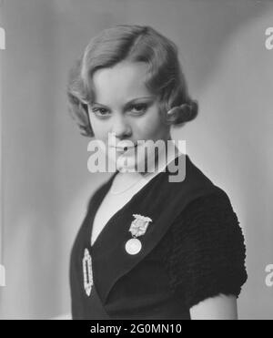 Sonja Henie. Champion norvégien de patinage artistique, né en avril 8 mort en octobre 12 1969. Photo de son anniversaire de 21 et une médaille d'honneur reçue par la Finlande. Avril 8 1933. Banque D'Images