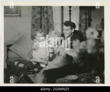 Nils Asther. 1897-1981. L'acteur suédois qui a réussi à Hollywood a joué dans les films contre Greta Garbo. Sur la photo, Nils Asther avec son épouse, l'actrice Vivian Duncan, et leur fille Evelyn Asther Duncan. Le couple s'est marié en 1930 mais s'est défait deux ans plus tard. Le mariage a été considéré comme un arrangement pratique comme Nils Asther ne voulait pas attirer l'attention sur sa personne car il était homosexuel. 1931 Banque D'Images