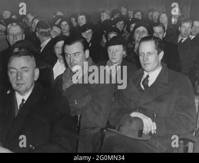 Nils Asther. 1897-1981. L'acteur suédois qui a réussi à Hollywood a joué dans les films contre Greta Garbo. Photo ici dans un public de cinéma dans les années 1930. Banque D'Images