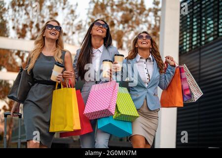 Trois femmes d'affaires qui s'amusent dans la ville tout en faisant du shopping.concept de style de vie et de personnes : Banque D'Images