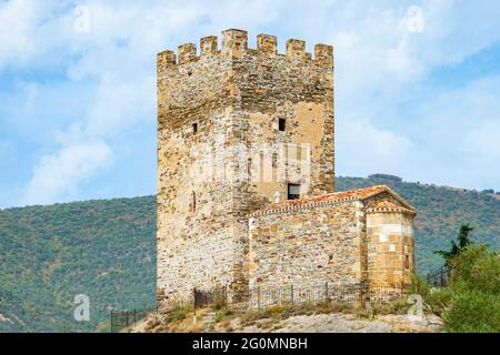 Ancienne tour portuaire de la forteresse génoise et église des 12 Apôtres à Sudak, Crimée. Les deux bâtiments ont été construits au XIV ème siècle. Banque D'Images