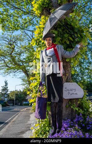 Mary Poppins est entrée efféminée dans le concours du village de Scarecrow, à Having Atte Bower, Essex, Royaume-Uni Banque D'Images