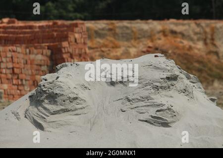 Piles de sable dans le four de briques Banque D'Images