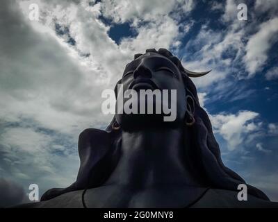 adiyogi lord shiva statue de différents angles unique image est prise à coimbatore inde montrant la statue de dieu en fond de montagne et de ciel. Ceci Banque D'Images