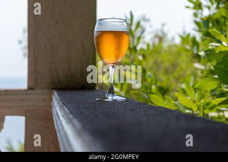 Aperol Spritz dans un verre servi froid Banque D'Images