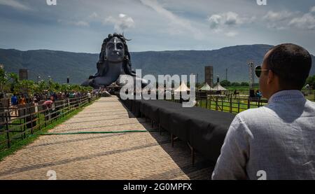 adiyogi lord shiva statue de différents angles unique image est prise à coimbatore inde montrant la statue de dieu en fond de montagne et de ciel. Ceci Banque D'Images