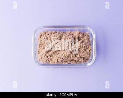 Jouet Kinetic Sand pour aider à réduire le stress et l'anxiété chez les enfants et les adultes sur le violet Banque D'Images