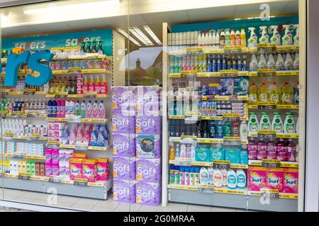 Woodbridge, Suffolk, Royaume-Uni Mai 14 2021: Une vitrine des grands magasins de la rue épargnants montrant une gamme de produits cosmétiques et de biens de maison Banque D'Images