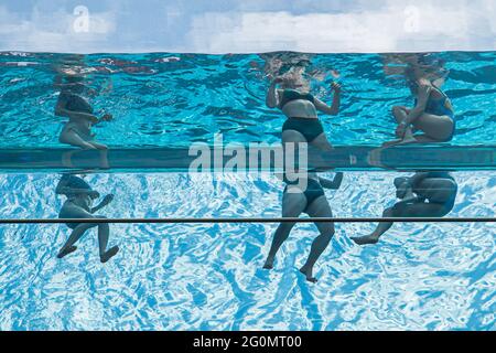 LONDRES 2 juin 2021 . Les nageurs se rafraîchissez au skypool transparent des jardins de l'Embassy à Londres lors d'une autre journée chaude dans la capitale lors d'une mini-vague de chaleur avec des températures supérieures à 25 °C. Le skypool à Embassy Gardens est la première piscine flottante au monde suspendue à 35 mètres (115 pieds) au-dessus du sol développée par EcoWorld Ballymore et forme un pont entre deux immeubles d'appartements qui ont ouvert le 19 mai 2021. Credit amer ghazzal/Alamy Live News Banque D'Images