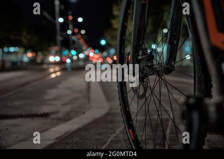 Longue exposition de rayons de vélo et de voitures de passage dans Kkralja Aleksandra boulevard à Belgrade Banque D'Images