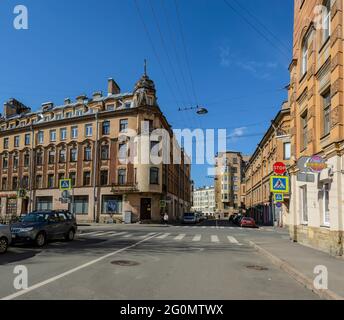 Carrefour des rues Sablinskaya et Voskova dans le quartier Petrogradsky de Saint-Pétersbourg. Russie. 29 avril 2021. Banque D'Images