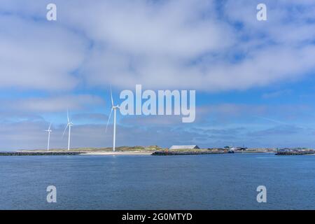 Vue sur les éoliennes sur la côte ouest du Danemark sous un ciel bleu Banque D'Images