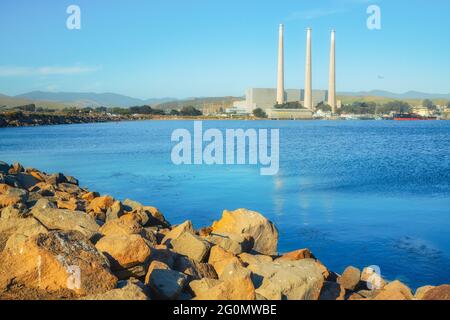 Morro Bay, Californie, États-Unis - 27 mai 2021 Rocky Beach et une ancienne centrale électrique dont les trois grands cheminées peuvent être vues de n'importe où dans Morro Bay Banque D'Images