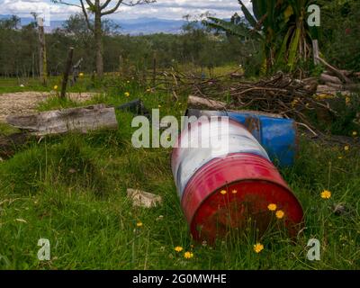 Deux barils d'acier abandonnés et battus dans une maison dans la zone rurale près de la ville d'Arcapuco, dans les Andes centrales de la Colombie. Banque D'Images