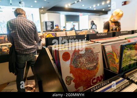 New York, États-Unis. 1er juin 2021. Le nouveau magasin de disques Rough Trade situé au Rockefeller Center à New York le jour d'ouverture, le mardi 1er juin 2021. Le détaillant et le label londonien sont passés de la ville branchée de Williamsburg à Brooklyn au quartier moins branché de Midtown Manhattan. (Photo de Richard B. Levine) crédit : SIPA USA/Alay Live News Banque D'Images