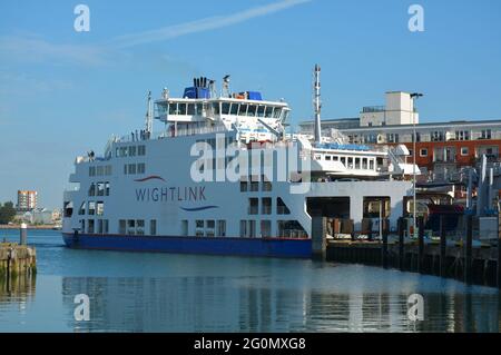 Wightlink car and Passenger Ferry au terminal Gunwharf de Portsmouth chargement et déchargement. Banque D'Images