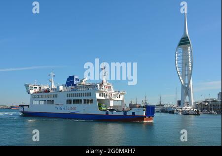 Le ferry Wightlink s'approche de son terminal Gunwharf et transporte des passagers et des véhicules de l'île de Wight. Tour Spinnaker au loin. Banque D'Images