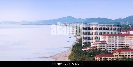 Vue aérienne de la plage de Hua Hin et de la station balnéaire moderne en été, meilleures attractions touristiques en Thaïlande. Banque D'Images