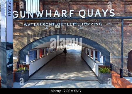 Une des entrées du centre commercial Gunwharf Quays de Portsmouth. Celui-ci passe sous la ligne de chemin de fer depuis le port de Portsmouth. Banque D'Images