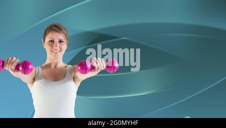 Composition de sourire la femme caucasienne s'exerçant avec des haltères, copier l'espace Banque D'Images