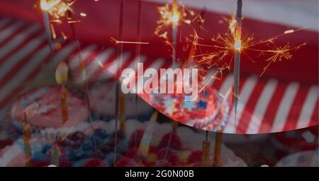 Composition de spapers et gâteau d'anniversaire avec bougies et espace de copie au-dessus du drapeau américain Banque D'Images