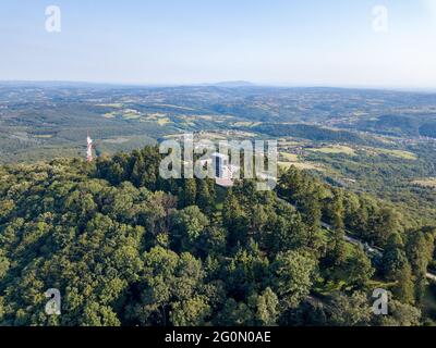 Vue aérienne du monument de héros inconnu sur le sommet de la montagne d'Avala Banque D'Images