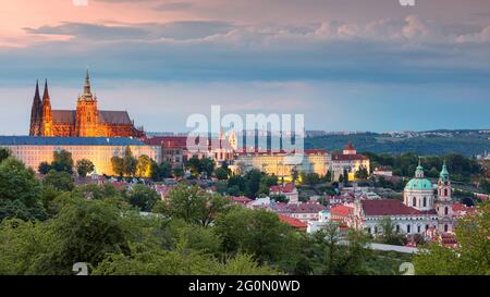 Prague. Image panoramique de Prague, capitale de la République tchèque, avec cathédrale Saint-Vitus et quartier du château pendant le coucher du soleil d'été. Banque D'Images