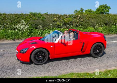 2005 rouge Vauxhall Vx220 Turbo roadster rouge, essence 1998cc, conduite sur les routes de campagne en route vers Capesthorne Hall, spectacle automobile classique à Cheshire, Royaume-Uni Banque D'Images