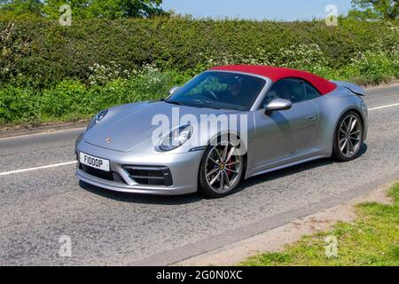 Porsche 981 S argent avec toit rouge sur les routes de campagne en route vers Capesthorne Hall, salon automobile classique à Cheshire, Royaume-Uni Banque D'Images