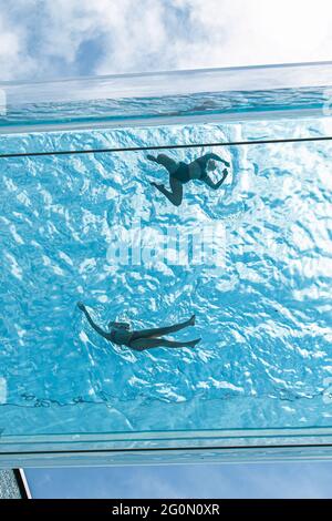 LONDRES 2 juin 2021 . Les nageurs se rafraîchissez au skypool transparent des jardins de l'Embassy à Londres lors d'une autre journée chaude dans la capitale lors d'une mini-vague de chaleur avec des températures supérieures à 25 °C. Le skypool à Embassy Gardens est la première piscine flottante au monde suspendue à 35 mètres (115 pieds) au-dessus du sol développée par EcoWorld Ballymore et forme un pont entre deux immeubles d'appartements qui ont ouvert le 19 mai 2021. Credit amer ghazzal/Alamy Live News Banque D'Images