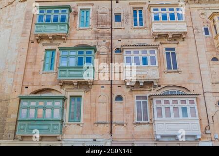 Balcons maltais typiques glarija à la Valette, Malte Banque D'Images