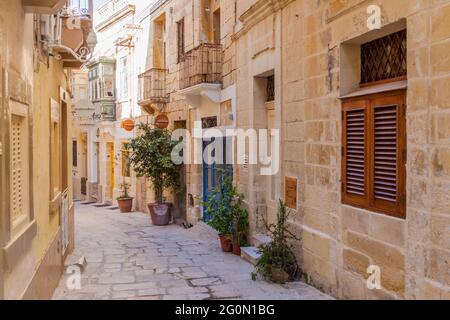 Rue étroite typique de la ville de Birgu, Malte Banque D'Images