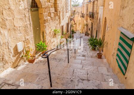 Rue étroite typique de la ville de Birgu, Malte Banque D'Images