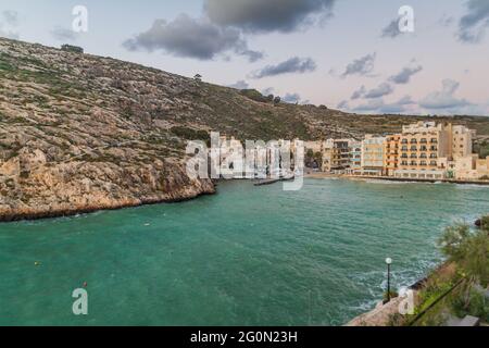 Front de mer dans la ville de Xlendi sur l'île de Gozo, Malte Banque D'Images