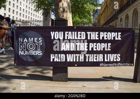 Londres, Royaume-Uni. 2 juin 2021. Les noms ne sont pas des activistes à l'extérieur de Downing Street. L'organisation s'engage à se rappeler les vies perdues du coronavirus et à tenir le gouvernement responsable de ce qu'il appelle « négligence et manque d'action pendant la crise COVID-19 ». (Crédit : Vuk Valcic / Alamy Live News) Banque D'Images