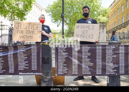 Londres, Royaume-Uni. 2 juin 2021. Les noms ne sont pas des activistes à l'extérieur de Downing Street. L'organisation s'engage à se rappeler les vies perdues du coronavirus et à tenir le gouvernement responsable de ce qu'il appelle « négligence et manque d'action pendant la crise COVID-19 ». (Crédit : Vuk Valcic / Alamy Live News) Banque D'Images