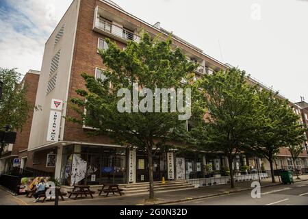 Londres, Royaume-Uni. 29 mai 2021. Le YMCA Indian Student Hostel, situé juste à côté de Fitzroy Square, a été fondé en 1920. Il accueille jusqu'à 150 personnes, souvent des étudiants indiens, et son restaurant populaire est un point de rencontre pour la jeune communauté indienne de Londres. Crédit : Mark Kerrison/Alamy Live News Banque D'Images