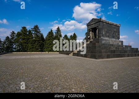 Monument héros inconnu au sommet de la montagne d'Avala et de la nature environnante Banque D'Images