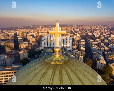 Vue aérienne de la croix dorée sur le sommet de la coupole du temple de Saint Sava à Belgrade Banque D'Images