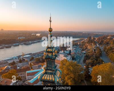 Vue aérienne de la cathédrale de Saborna crkva à Belgrade au coucher du soleil avec la rivière Sava en arrière-plan Banque D'Images