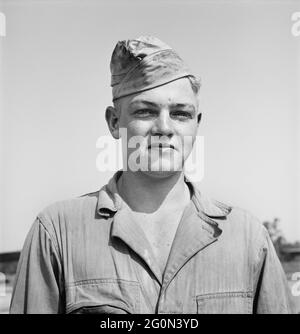 Mécanicien d'avion avec unité mobile de commande de service d'air, Myrtle Beach, Caroline du Sud, États-Unis, Jack Delano, U.S. Office of War information, juillet 1943 Banque D'Images