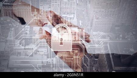 Composition de l'icône de cadenas de sécurité en ligne sur poignée de main et paysage urbain Banque D'Images