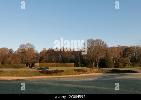 Vue sur le bunker de Fairway sur le 18ème trou de l'ancien parcours jusqu'au 18ème green sur un matin glacial Walton Heath Golf Club, Walton-on-the-Hill, Surrey, Angleterre. Banque D'Images