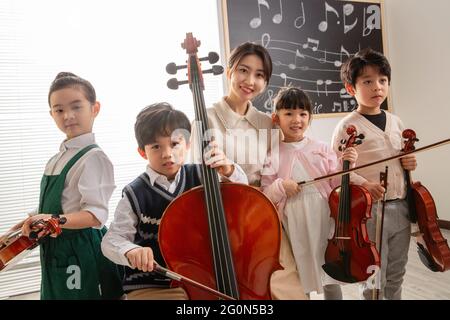 Cours de musique pour enfants heureux Banque D'Images