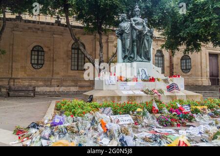 VALETTE, MALTE - 6 NOVEMBRE 2017 : bougies et fleurs au Grand Siege Monument de la Valette rappelant l'assassinat du journaliste Daphne Caruana Galiz Banque D'Images