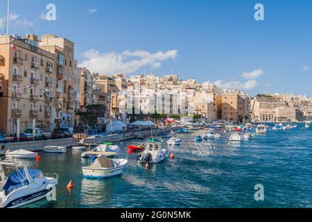 SENGLEA, MALTE - 7 NOVEMBRE 2017 : bateaux dans la ville de Senglea, la Valette en arrière-plan. Banque D'Images