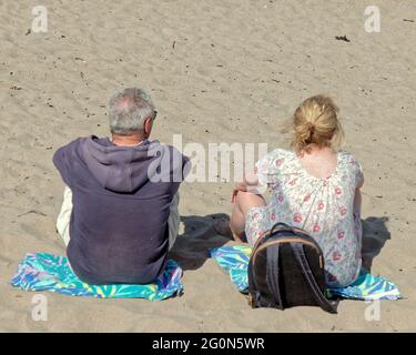 Troon, Écosse, Royaume-Uni, 2 juin 2021. Météo au Royaume-Uni: L'été comme enfin il devient vraiment chaud et la plage d'ayr dans ayrshire voir des foules énormes. Crédit : Gerard Ferry/Alay Live News Banque D'Images