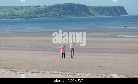 Troon, Écosse, Royaume-Uni, 2 juin 2021. Météo au Royaume-Uni: L'été comme enfin il devient vraiment chaud et la plage d'ayr dans ayrshire voir des foules énormes. Crédit : Gerard Ferry/Alay Live News Banque D'Images