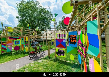 Londres, Royaume-Uni. 2 juin 2021. Les gens apprécient le soleil et l'art - Voir à travers par Morag Myerscough dans le cadre de l'art erse promener soutenu par Grosvenor Grande-Bretagne et irlande - public art sculptures par des artistes contemporains dans le cadre du week-end d'art de Mayfair en juin. Crédit : Guy Bell/Alay Live News Banque D'Images